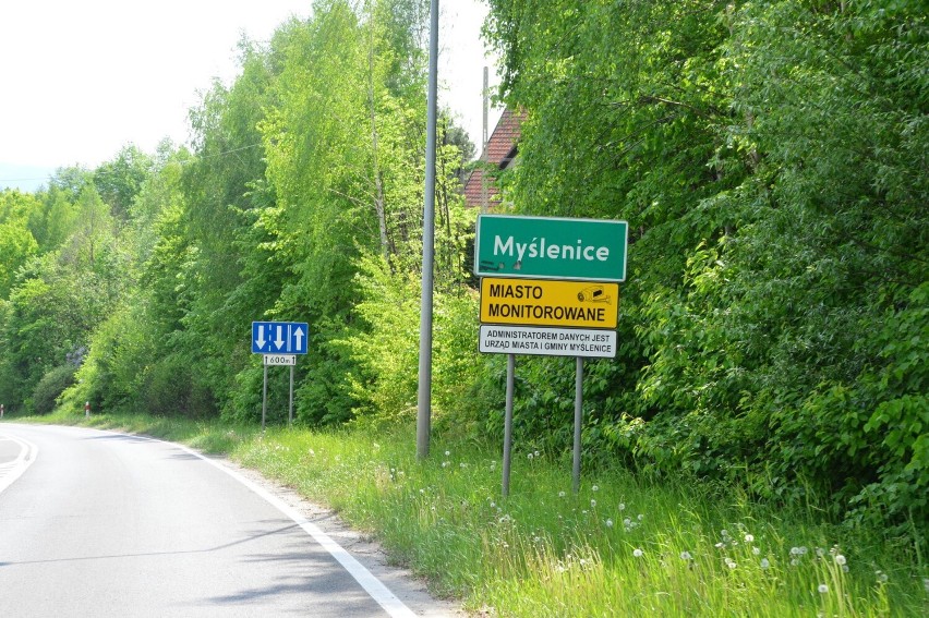 DW 967 biegnie dziś przez Myślenice (jako ulica Słowackiego)...