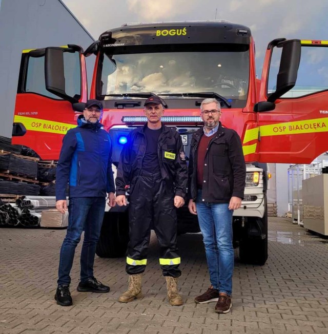 Po średni pożarniczy wóz strażacki marki MAN strażacy z Białołęki pojechali do Bielska – Białej