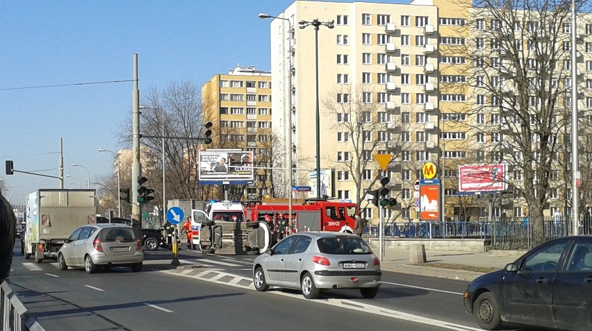 Samochód blokuje ulicę przy metrze Wierzbno