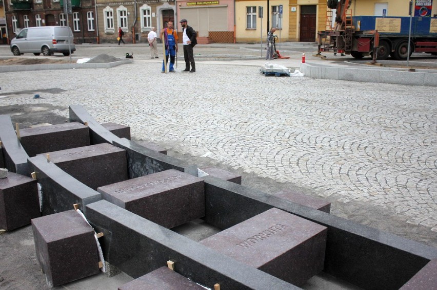 Montaż Pomnika Zesłańcom Sybiru w Legnicy (ZDJĘCIA)