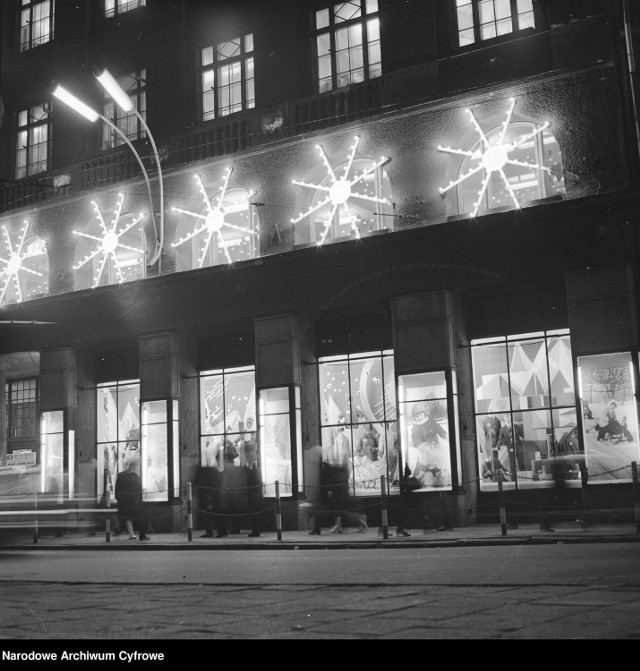 W PRL-u świąteczne iluminacje były inne od współczesnych, ale również ona zachwycały dzieci i dorosłych. Na zdjęciu świąteczna iluminacja z 1969 r.