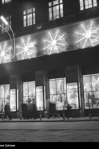Świąteczne iluminacje w PRL-u. Obejrzyj dekoracje na ulicach i fasadach sklepów