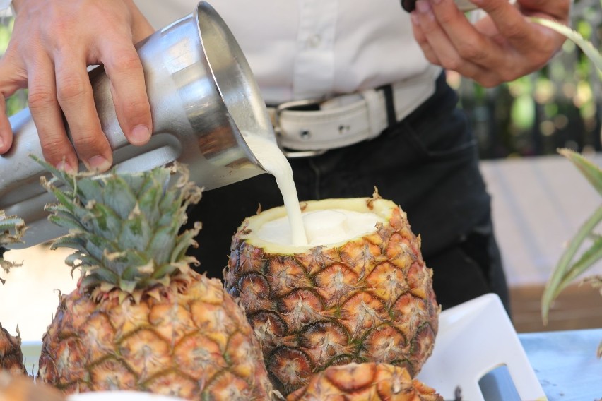 Barman. 

Kojarzy się z radością, zręcznością ale także...