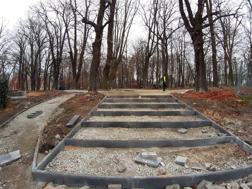 Duży park miejski w Oleśnie.