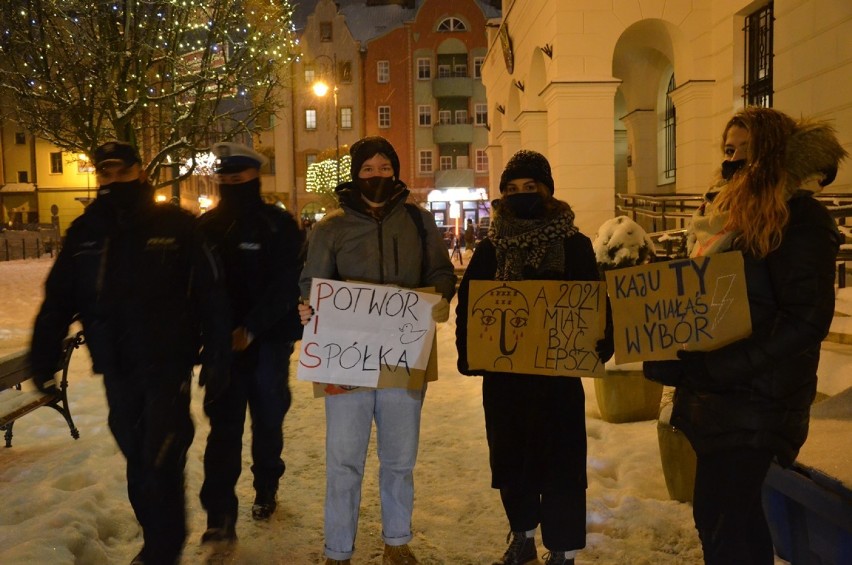 Strajk kobiet Głogów znowu na ulicach miasta. Marsz przeszedł z rynku pod siedzibę PiS