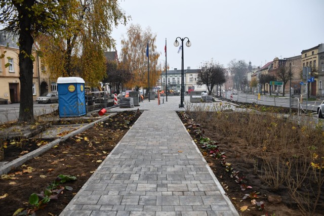 - Już dawno zakończone zostały wszystkie prace podziemne. Od kilku dni układana jest już nowa nawierzchnia, pojawiły się też nowe nasadzenia - informują urzędnicy z Pakości