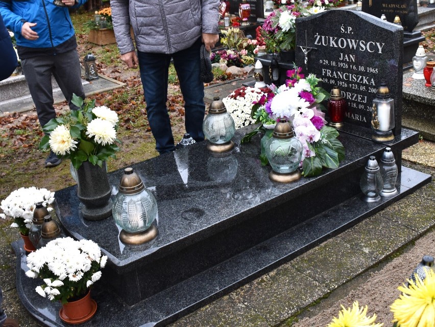 Biegacze i wójt gm. Darłowo modlili się, zapalali znicze na grobie A. Żukowskiego. Zdjęcia, wideo