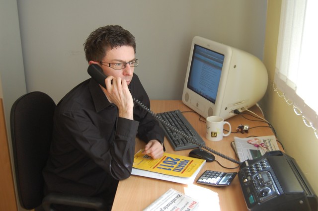 Jarosław Kozłubski przy redakcyjnym telefonie