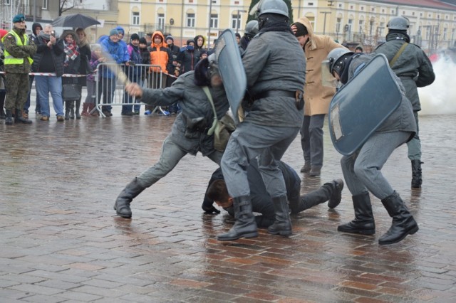 Pałowanie demonstrantów na pl. Kościuszki