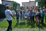 Dzieci odwiedziły pasiekę Leszka Szwedy w Żorach Rogoźnej. Laureat DZ pokazał życie pszczół [ZDJĘCIA]
