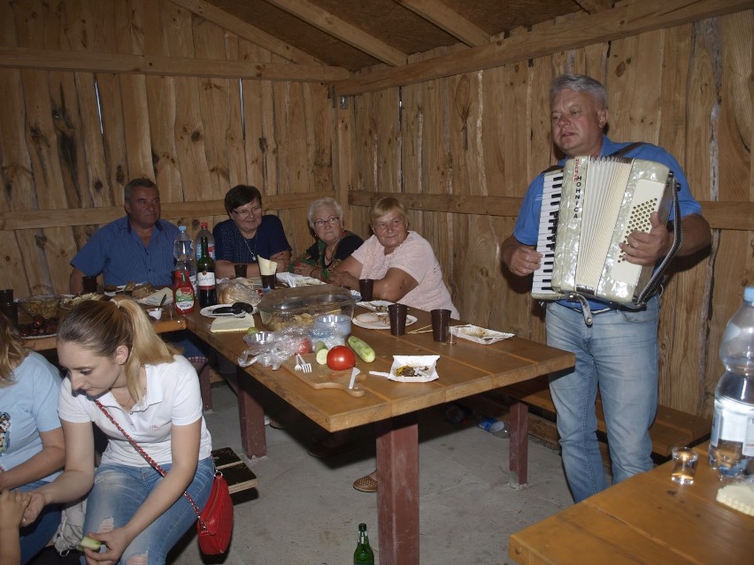 Mieszkańcy wsi organizują co roku imprezy plenerowe. Tym razem witali lato tańcząc boso na plaży w Łazowie