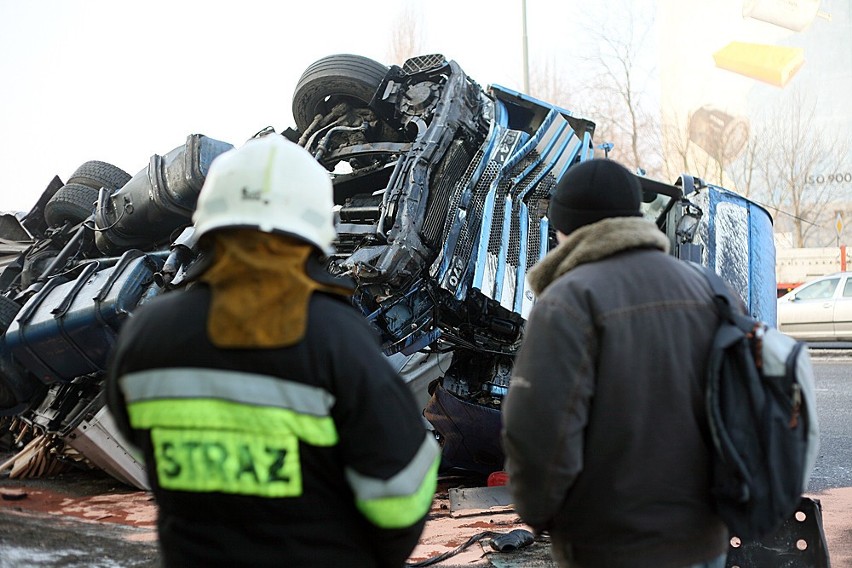 Do zderzenia TIR-a z autem osobowym doszło w Łodzi w piątek...