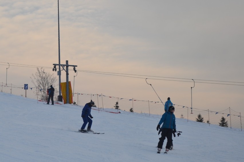 Górka Środulska Sosnowiec: snowboardziści na półce i balkonie [ZDJĘCIA]