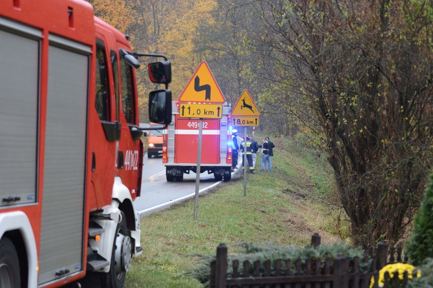 Samochód dachował na DK16 pod Grudziądzem. Dwie osoby w szpitalu [wideo, zdjęcia]