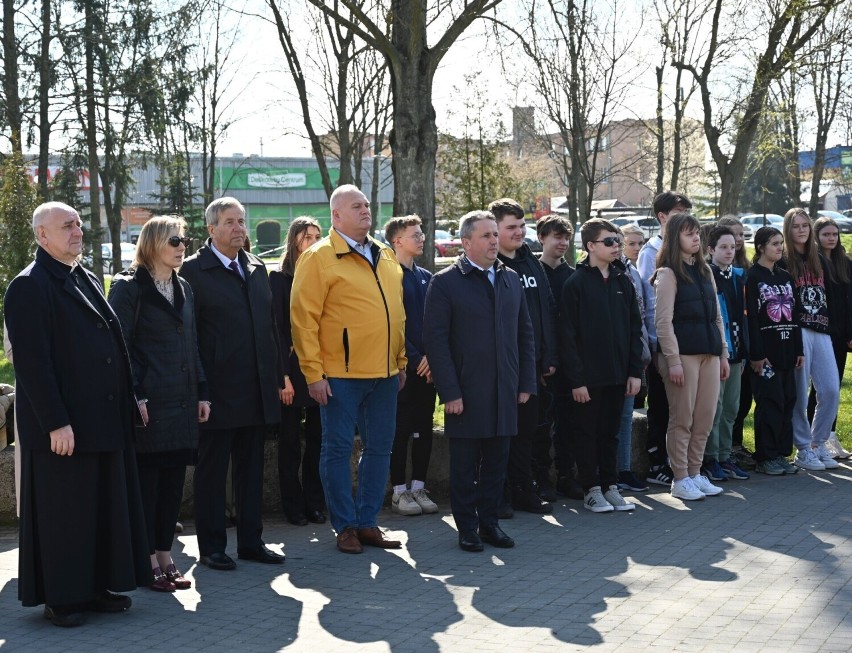 Uczestnicy obchodów podczas hymnu państwowego