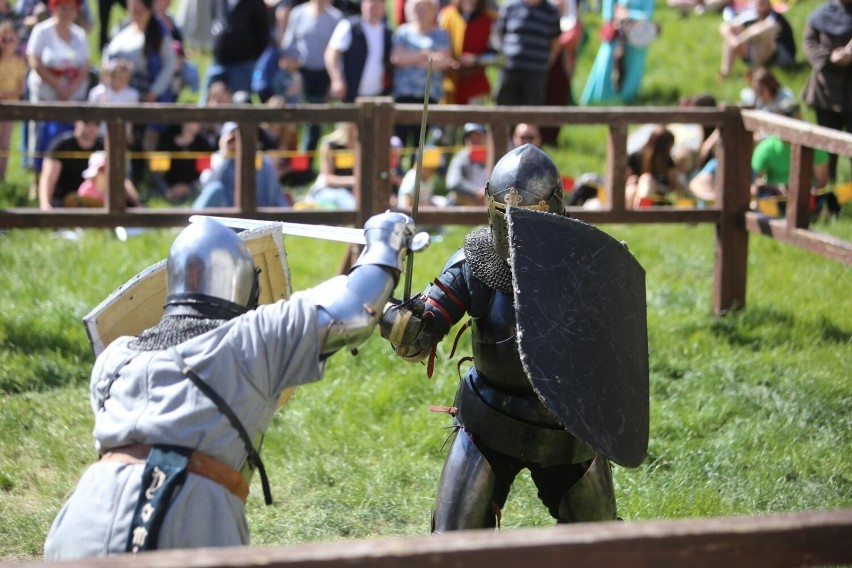 Zobacz kolejne zdjęcia. Przesuwaj zdjęcia w prawo - naciśnij...