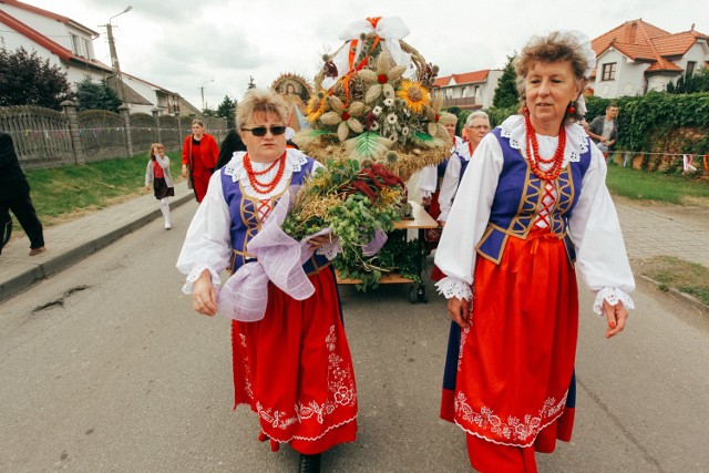 Co zaplanowano w tym roku w Dobrczu? Tańce z ogniem, ławy sołeckie. Uczestników kusiły też eurobungee, stoiska rękodzielników, grochówka strażacka i zabawa strażacka. Na zabawie się nie skończyło - w dożynkowym miasteczku bezpieczeństwa czekały m.in. symulator dachowania, alkogogle).

Wśród uczestników był Ryszard Zarudzki. Wiceminister rolnictwa urodził się w miejscowości Sienno, jego rodzinną wsia jest zaś Wudzynek. Dziękując za zaproszenie, stwierdził: - Będzie to okazja powspominać, spotkać się z kolegami z lat młodości oraz podziękować rolnikom, gospodyniom wiejskim i pozostałym mieszkańcom tej pięknej gminy za ich trud i wysiłek przy tegorocznych zbiorach.