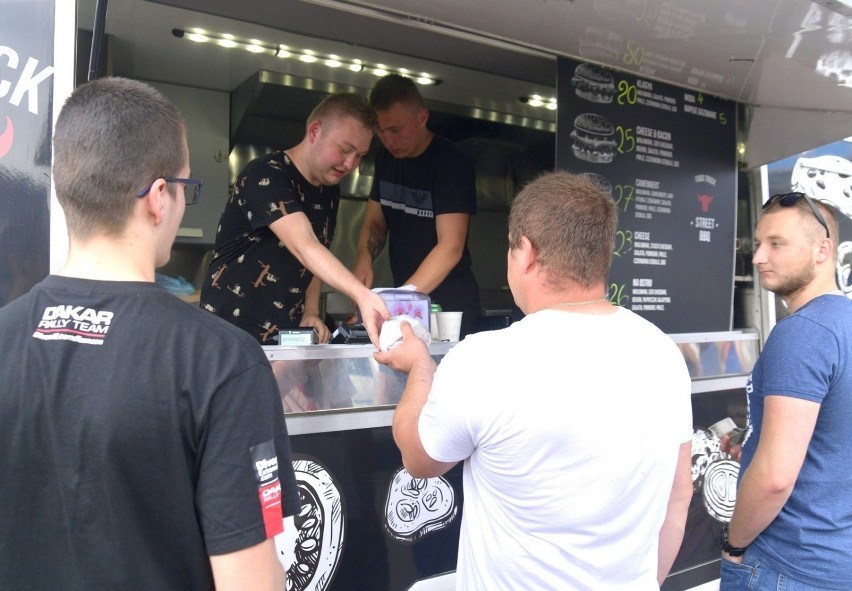 Zlot Food Trucków odbywa się przed Galerią Gama przy ulicy Mireckiego w Radomiu. Zobacz zdjęcia! 