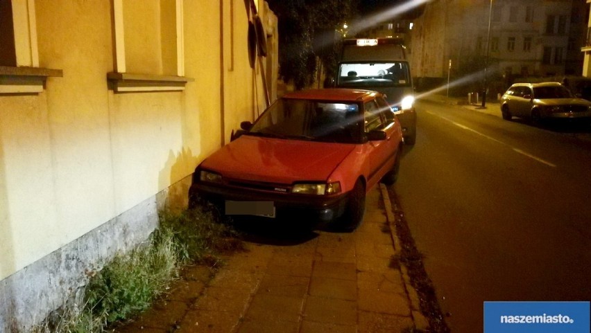 Pijana wjechała w zaparkowane auto, uderzyła w budynek i znak drogowy na ulicy Związków Zawodowych we Włocławku [zdjęcia]