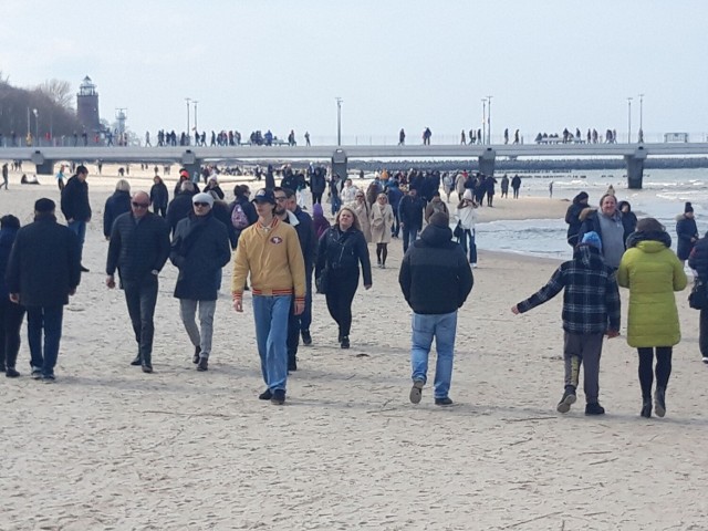 Na plaży było tłoczno, chętnych do piknikowania na piasku też nie brakowało