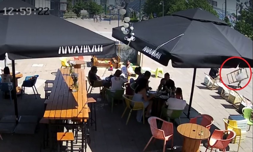 Katowice: Złodzieje w biały dzień ukradli leżak z kawiarni [WIDEO]