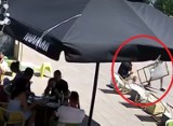 Katowice: Złodzieje w biały dzień ukradli leżak z kawiarni [WIDEO]