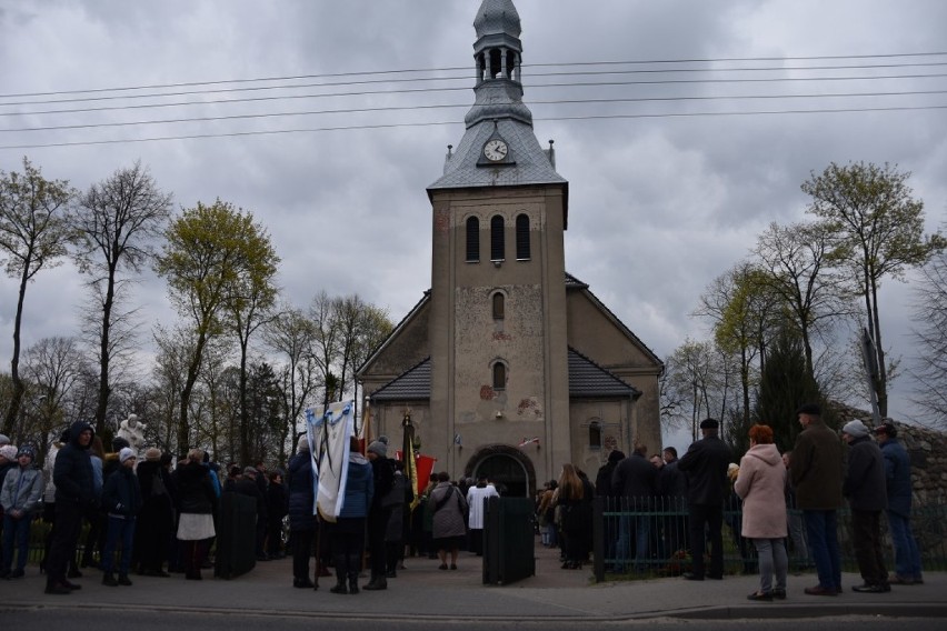 Boruja Kościelna: Pogrzeb proboszcza. Tłumy żegnały księdza