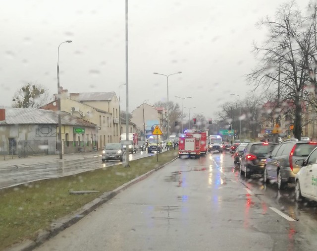 Na ulicy Limanowskiego, na odcinku w okolicy ronda Kotlarza doszło do zderzenia czterech samochodów, były utrudnienia w ruchu.