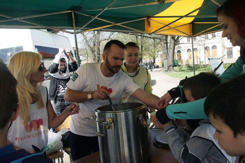 Ksiądz Jan Mateusz Gacek częstował pyszną zupą pomidorową w legnickim parku [ZDJĘCIA]