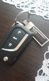 Koło. Znaleziono kluczyki do samochodu marki Toyota