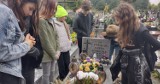 Uczniowie SP nr 4 w Wieluniu uczcili pamięć zmarłych nauczycieli 
