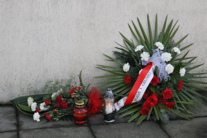 Złożyli kwiaty pod tablicą ku pamięci internowanych