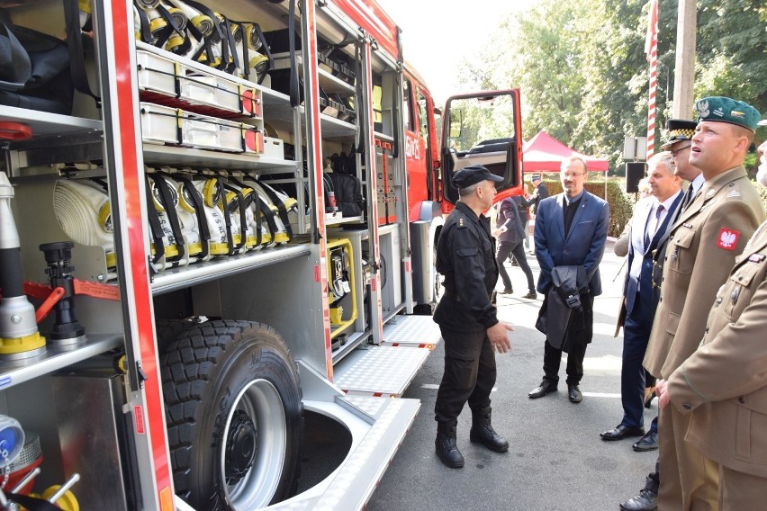 Strażacy dostali nowy wóz. Jego koszt to blisko 1,2 miliona złotych (ZDJĘCIA) 