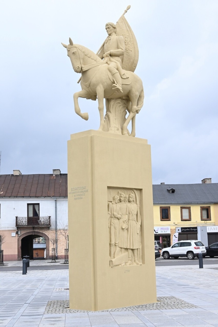 Wyremontowany pomnik Tadeusza Kościuszki na koneckim rynku.