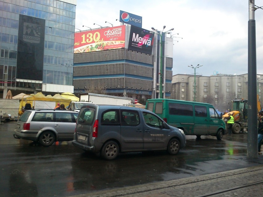 Rynek w Katowicach do 2014 będzie zalany asfaltem. Już stał się idealnym parkingiem w centrum