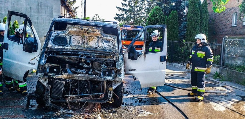 W Błaszkach doszczętnie spłonął samochód dostawczy [zdjęcia]