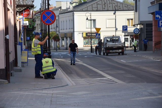 W środę rano drogowcy kończyli ustawianie nowych znaków drogowych, które obowiązywać będą od czwartkowego ranka.