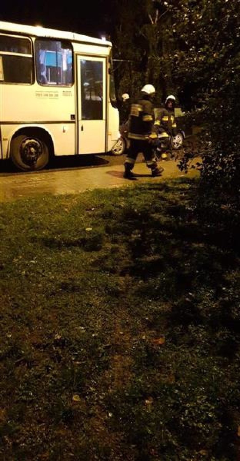 Czołowe zderzenie autobusu z fordem w Izbicy Kujawskiej [zdjęcia, wideo]