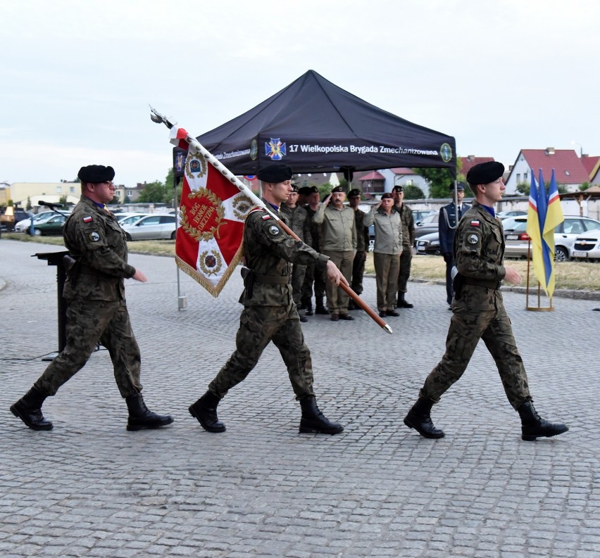 Międzyrzecz: capstrzyk przed pomnikiem Poległych Na Misjach