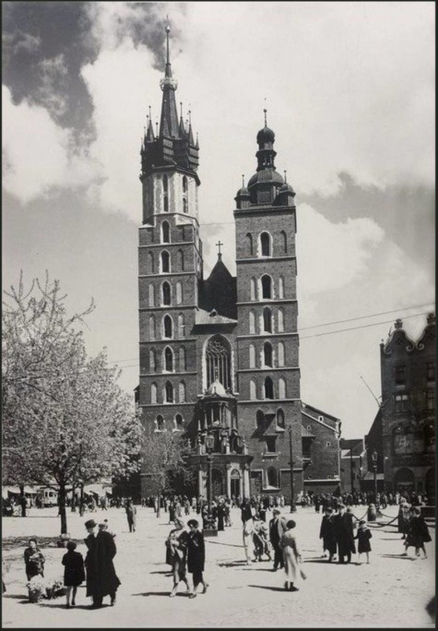 Pogodny dzień na Rynku. Kościół Mariacki, lata 30. XX wieku