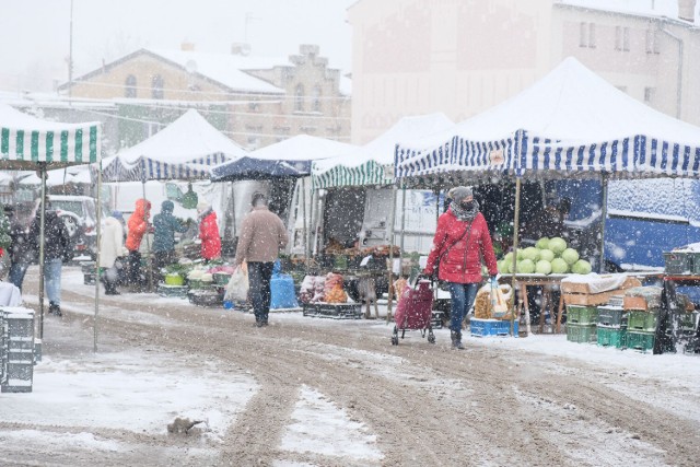 Na targu w Żarach zrobiło się biało. Śnieg wystraszył część handlowców, ale nie wszystkich.