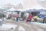 Zima na targu przy ul. Lotników w Żarach. Sypnęło porządnie śniegiem i zrobiło się bardzo klimatycznie