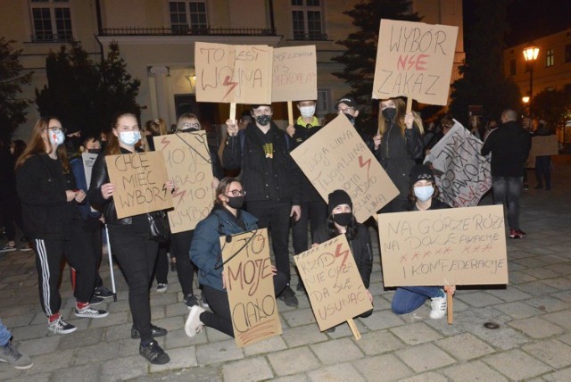 KOŚCIAN. Strajk kobiet drugi raz przeszedł ulicami Kościana. Grupa osób modliła się przed drzwiami fary