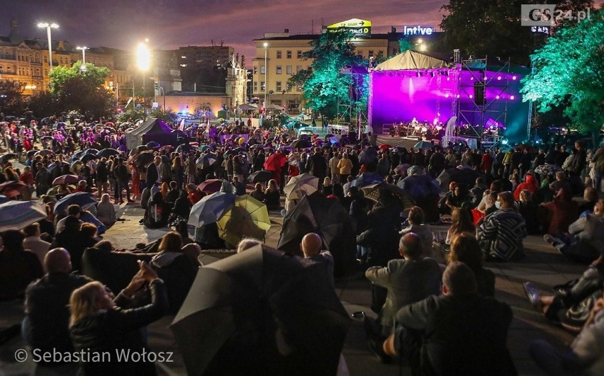 Koncert na pl.Solidarności "Sierpniowe Przełomy" w strugach deszczu