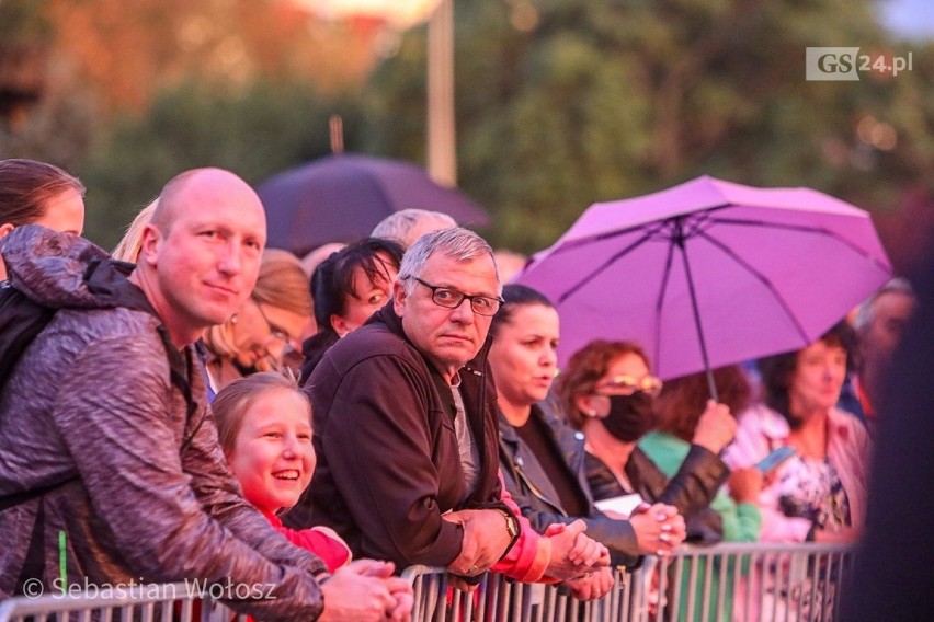 Koncert na pl.Solidarności "Sierpniowe Przełomy" w strugach deszczu