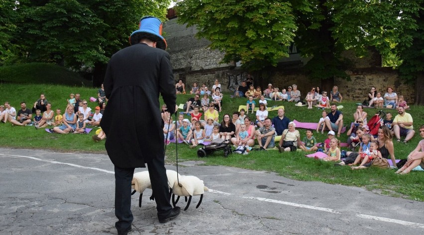 Królik z Kapelusza cieszył się ogromnym zainteresowaniem dzieci podczas inauguracji Chełmskich Wakacji Teatralnych. Zobacz zdjęcia