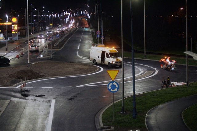 Przebudowa alei Piłsudskiego w Legnicy, rozpoczęto malowanie.