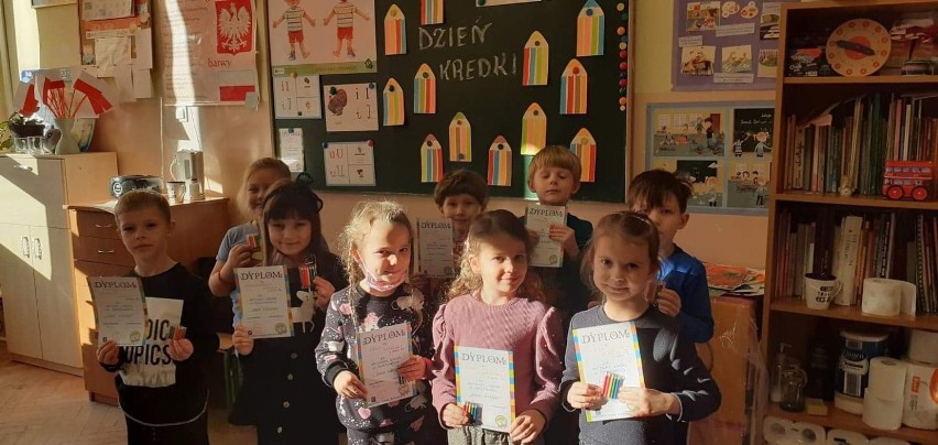 Dzień Kredki świętowały przedszkolaki z kazimierskiej „trójki”. Rysowały list do świętego Mikołaja. Było bardzo kolorowo [ZDJĘCIA]