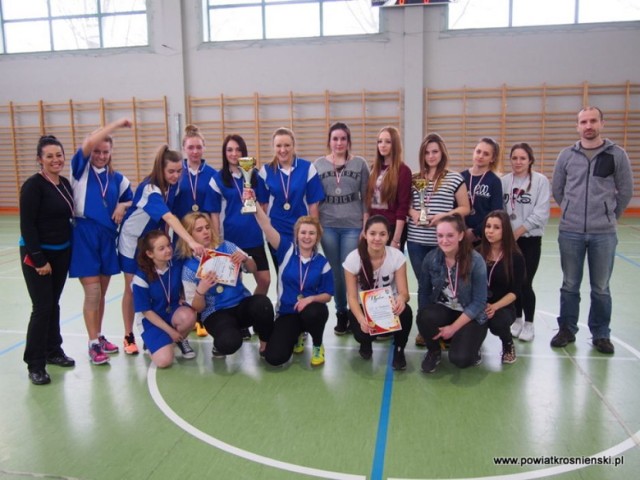 Młodzież rywalizowała na parkiecie w mistrzostwach powiatu krośnieńskiego w koszykówkę.