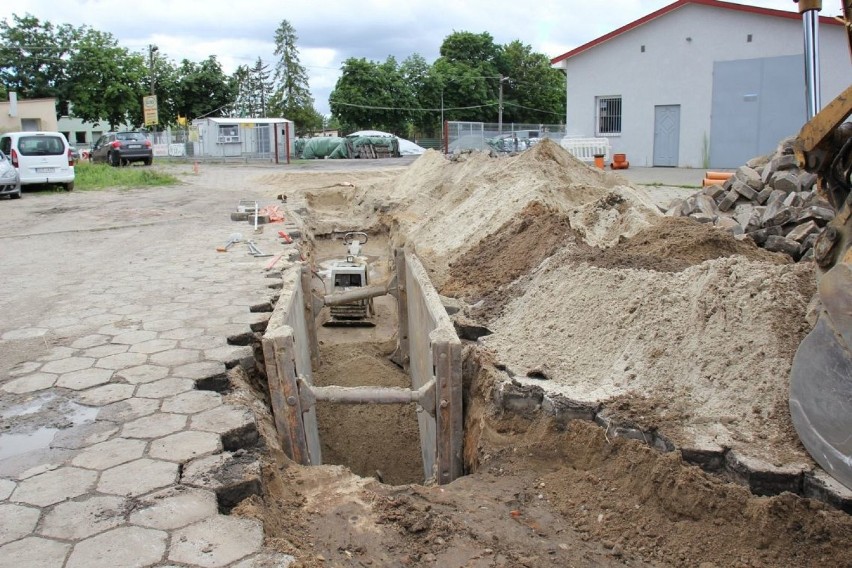 Trwają roboty budowlane przy budowie sieci wodociągowej i kanalizacyjnej w rejonie przemysłowym Lęborka przy ulicy Pionierów [ZDJĘCIA]